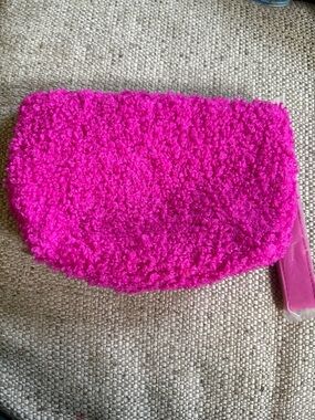 NEW Estée Lauder Zip Pink Fuzzy Beauty Pouch